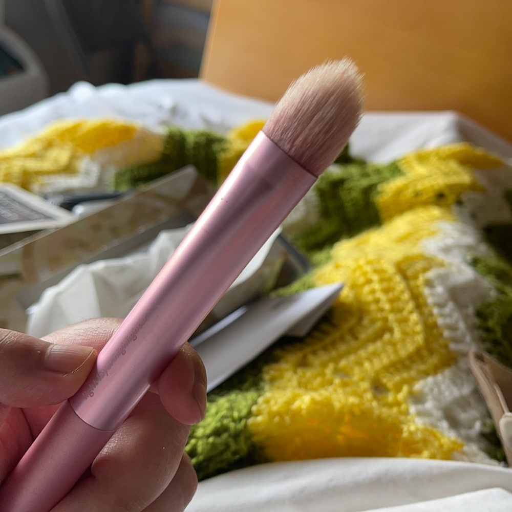 Real Techniques highlighting brush